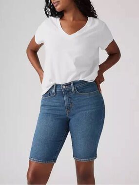 Levi’s women’s Bermuda shorts size 32 mid dark wash stretchy